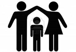 2676857 Una Madre Y Padre Tienen Las Armas Mas De Sus Hijos Para Formar Un Techo De Seguridad Proteccion Y S