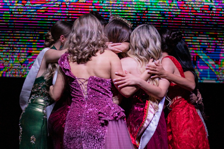 Miss Grand   Abrazo